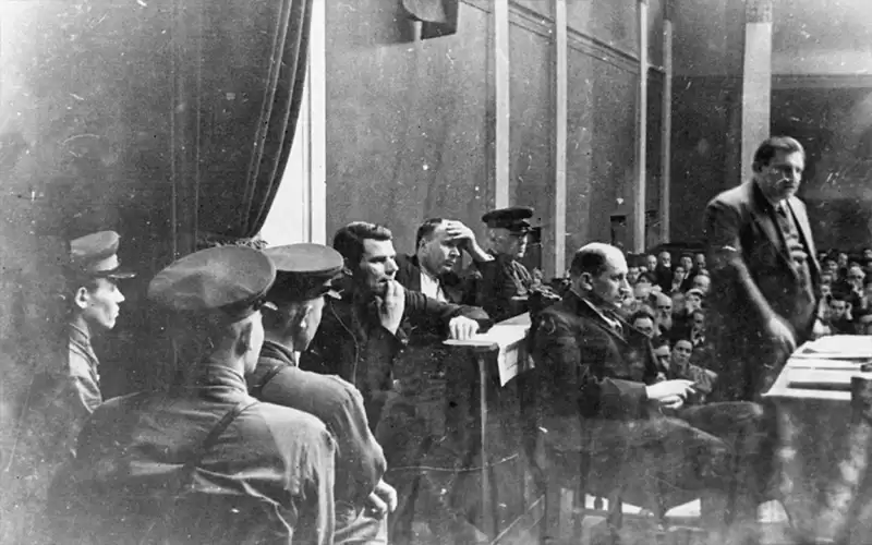 نظرة السوفياتي إيليا إهرنبورغ الغاضبة على