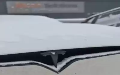 مالك سيارة تيسلا ينشر مقاطع فيديو