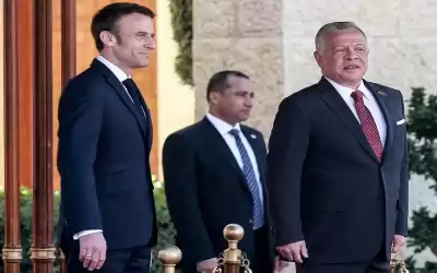 الملك يستقبل الرئيس الفرنسي في قصر