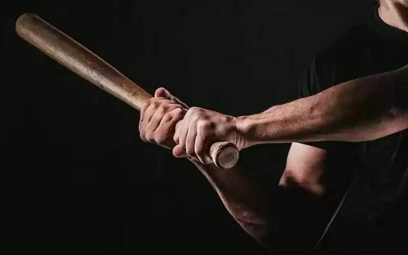 توقيف أربعيني ضرب زوجته بـقنوة حتى