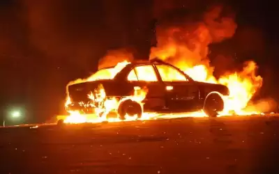 غدره أصدقاؤه وأحرقوه حيا داخل سيارته