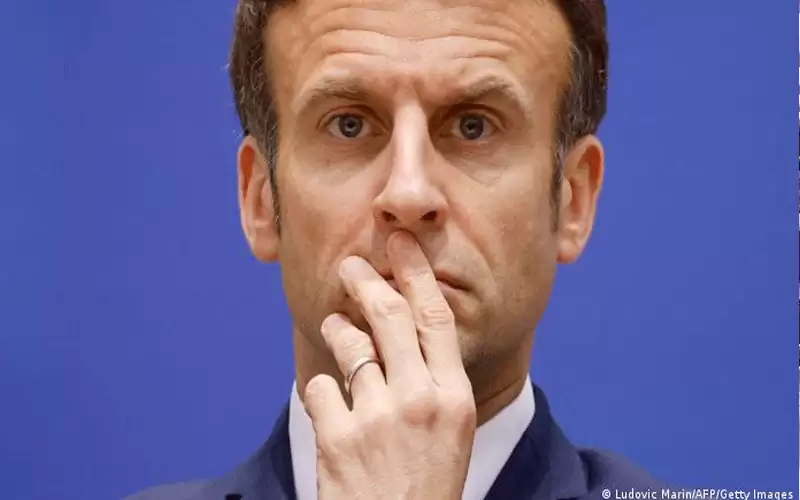 ماكرون يدعو إلى تغيير القيادة السياسية