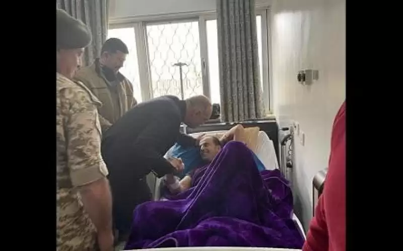 الخصاونة يعود مصابي مداهمة الحسينية في