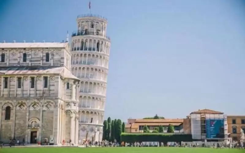 برج بيزا المائل يقاوم الانحناء ..