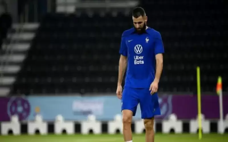 بنزيمة يلغي متابعة جميع لاعبي فرنسا