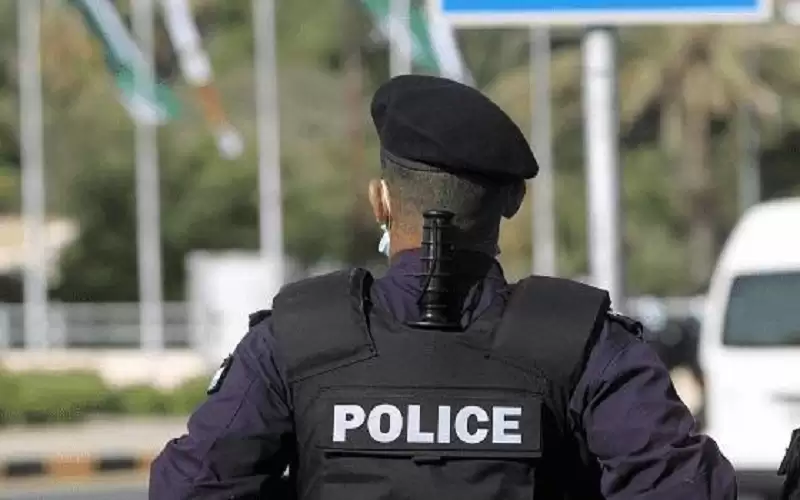 إصابة رجل أمن سقط عن جسر