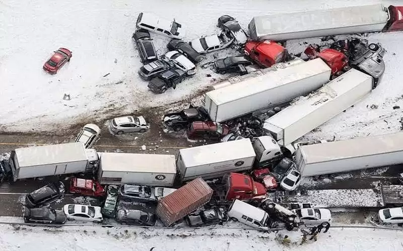 اصطدام 50 مركبة وشاحنة يسفر عن