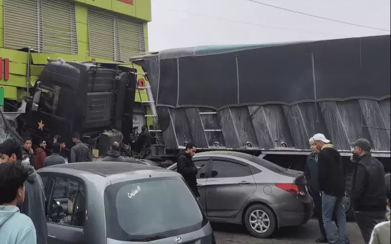 إصابات اثر اصطدام تريلا بمطعم شعبي