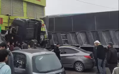 إصابات اثر اصطدام تريلا بمطعم شعبي