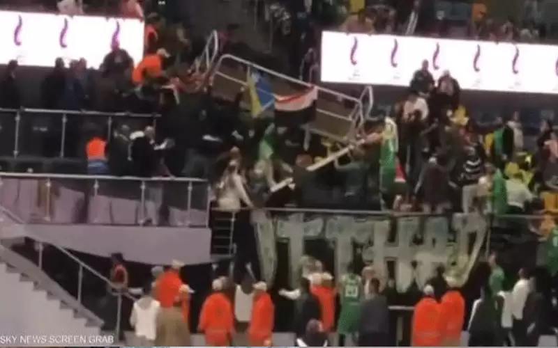 27 مصابا جراء انهيار مدرج بصالة