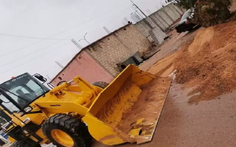 التعامل مع مجرى سيل أمام بيوت