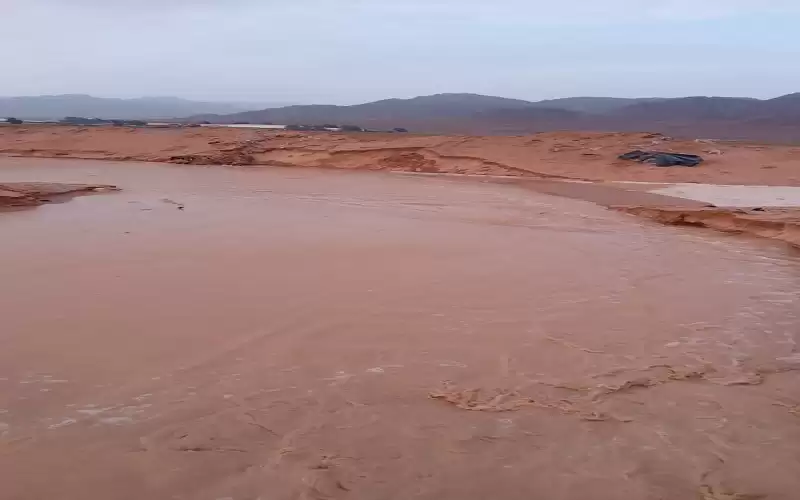 السيول تداهم مناطق بالقويرة (صور)