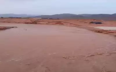 السيول تداهم مناطق بالقويرة (صور)