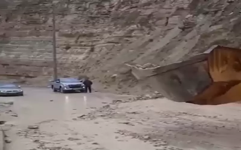 انهيارات ترابية خطيرة على طريق وادي
