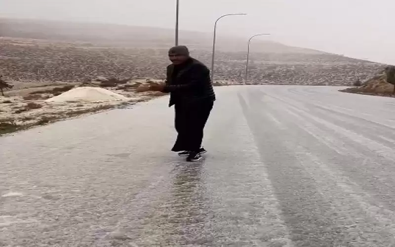 البرد يغطي طرقا في الجنوب