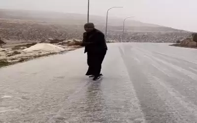البرد يغطي طرقا في الجنوب