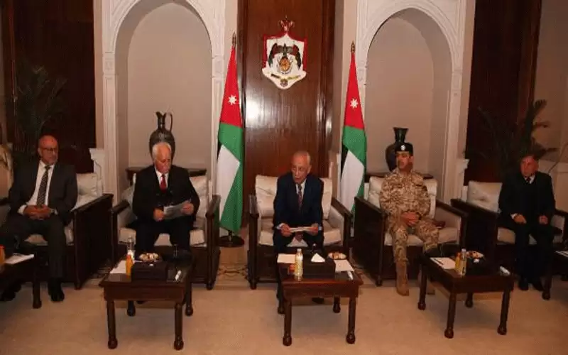 رئيس الديوان الملكي الهاشمي يلتقي متقاعدين