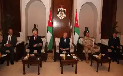 رئيس الديوان الملكي الهاشمي يلتقي متقاعدين