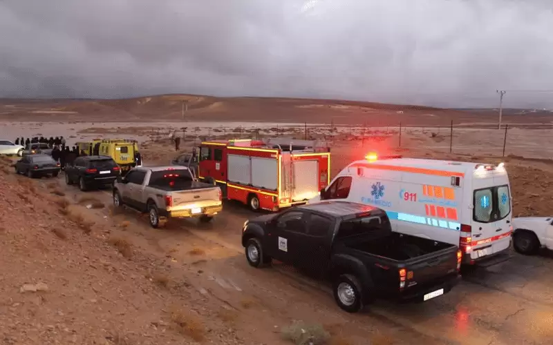 إنقاذ ركاب حافلة حاصرتها السيول بمعان