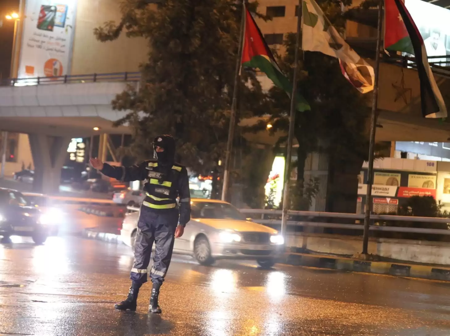 انقاذ واخلاء ٨٧ شخصا حاصرتهم المياه