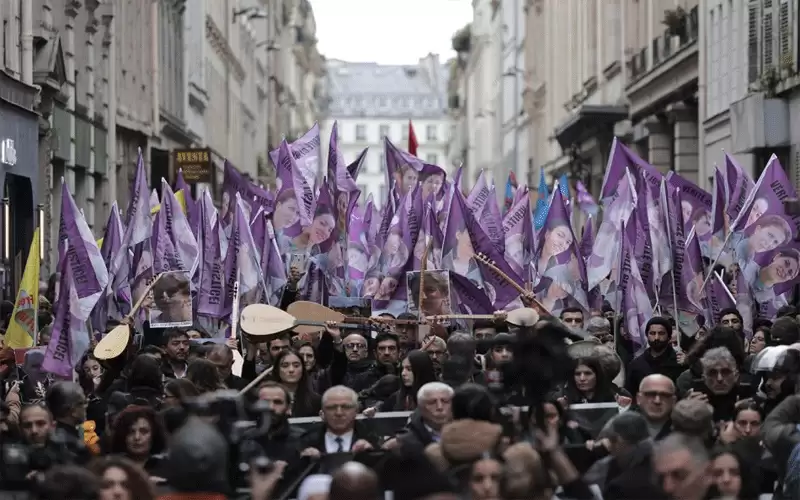 الشعبوية اليمينية واليسارية في مباراة الديمقراطية