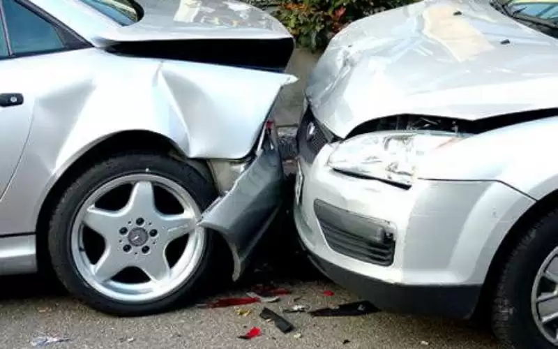 اصابة شخصين بحادث تصادم مركبتين في