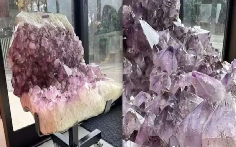 كرسي غريب من حجارة شبه كريمة