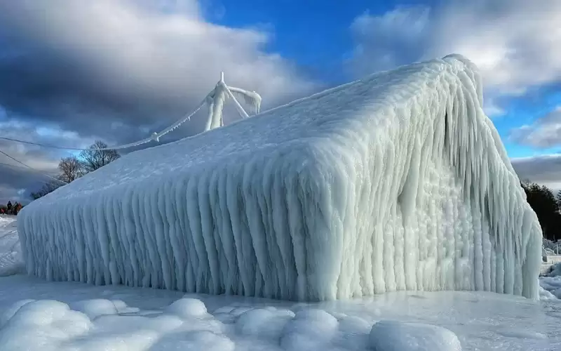 عاصفة ثلجية تحول متجرا إلى صخرة