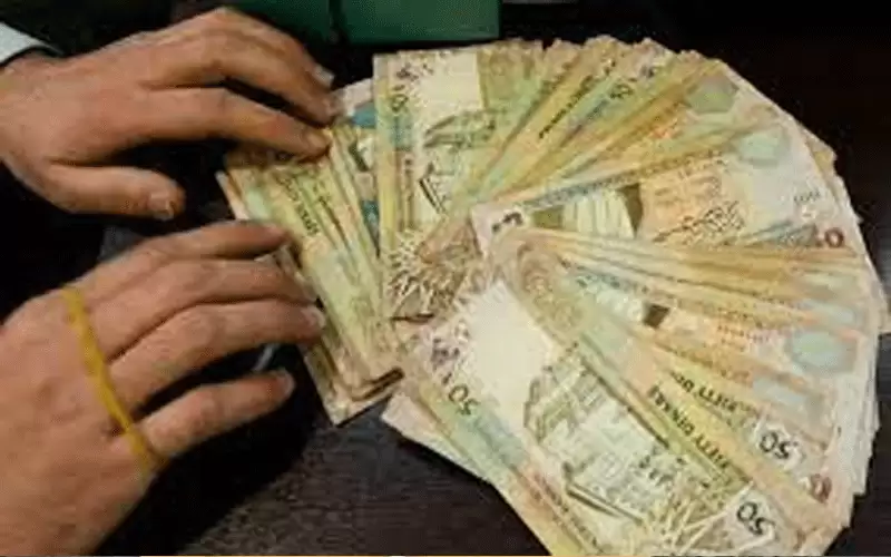 ضرير وموظف بنك يقودان أغرب عملية