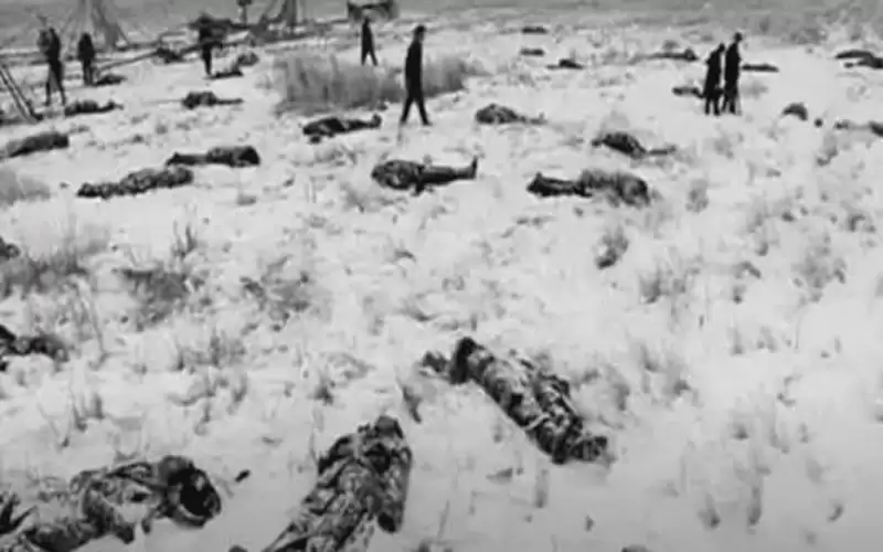 الركبة الجريحة.. ذاب الثلج وظهرت 300