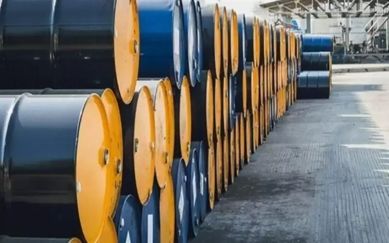 النفط يتراجع مع تأثير زيادة إصابات