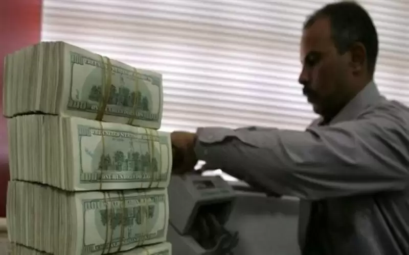 المصارف العراقية تبدأ بيع الدولار للسيطرة