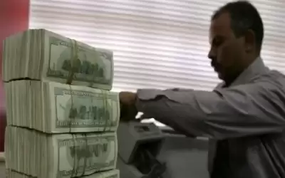 المصارف العراقية تبدأ بيع الدولار للسيطرة
