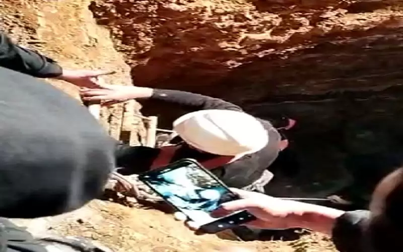 انقاذ شخصين سقطا بحفرة عمقها 30