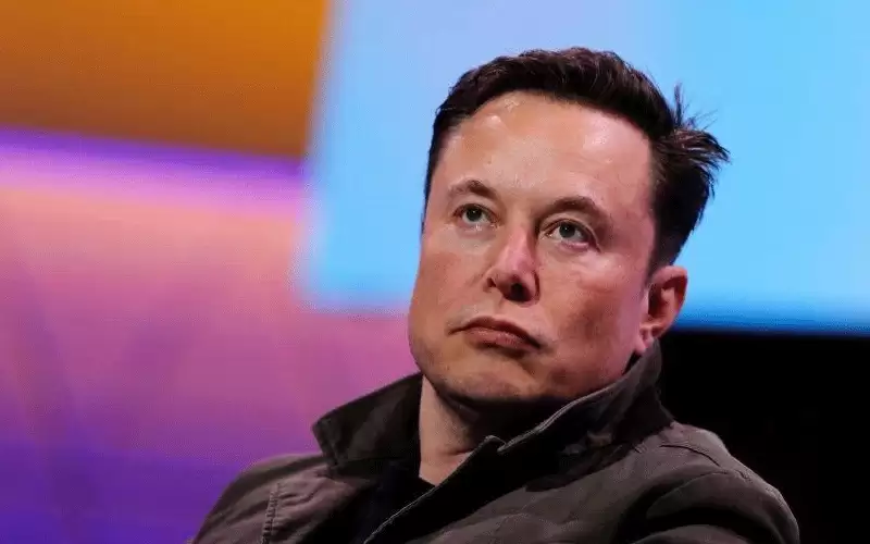 ماسك أول شخص بالتاريخ يخسر 200