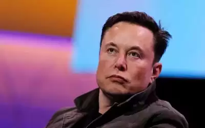ماسك أول شخص بالتاريخ يخسر 200