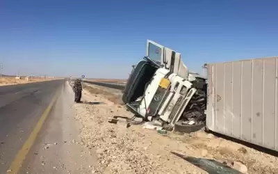 حادثان يغلقان طريقين قرب مطار القويرة