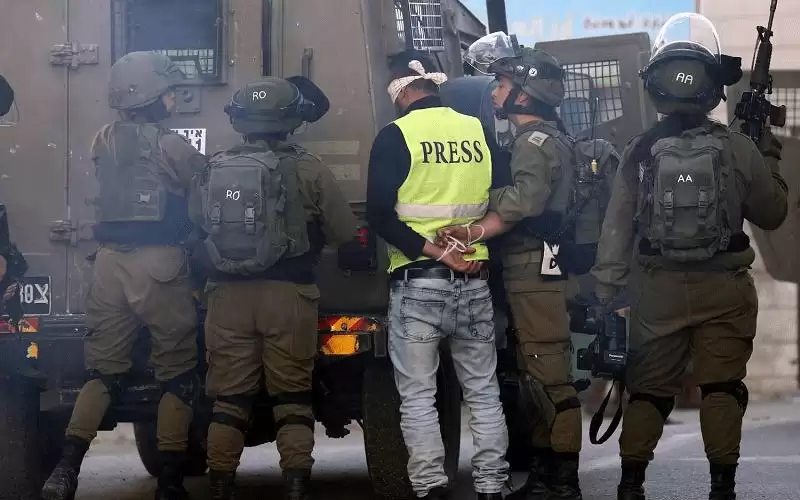 الاحتلال يواصل اعتقال 20 صحفيا داخل