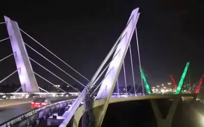 الأمانة تضيء جسر عبدون احتفالا بعيد