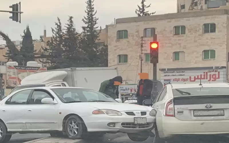 تعطل المرور جراء تصادم مركبتين عند