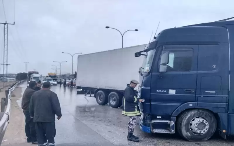 تدهور شاحنة وإشتعالها على طريق اوتستراد