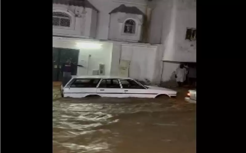 أمطار غزيرة تغرق شوارع مدينة جدة