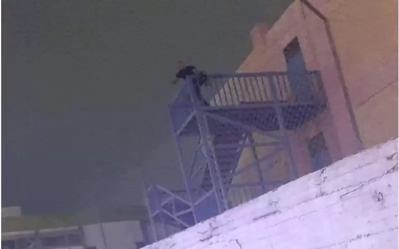 الامن يحاول ثني شاب عن القاء