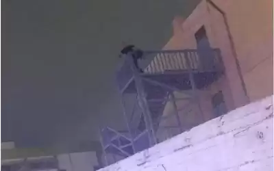 الامن يحاول ثني شاب عن القاء