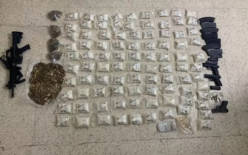 ضبط مخدرات وأسلحة وذخائر بمداهمة في