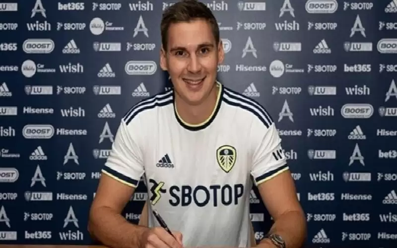 ليدز يتعاقد مع مدافع ريد بول