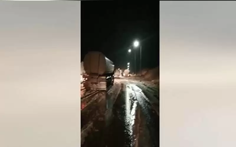 انهيار طيني يغلق الطريق الخلفي بالعقبة