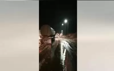 انهيار طيني يغلق الطريق الخلفي بالعقبة