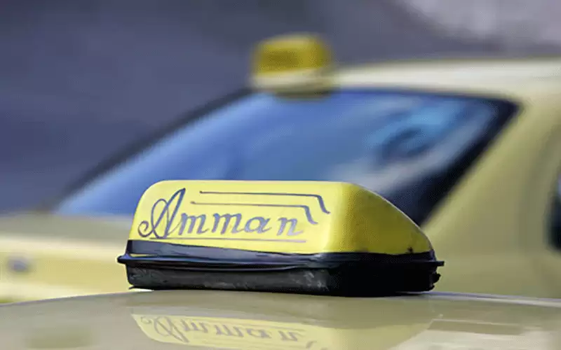 التحقيق بوفاة شخص داخل تكسي في