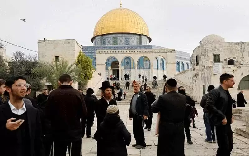 عباس يشير إلى تنسيق مع الأردن